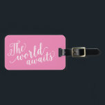 El mundo espera en rosa | Etiqueta de maleta<br><div class="desc">Viajar con estilo con una etiqueta de equipaje de diseño personalizado! Etiquetas modernas y de diseño vestirán su equipaje y le facilitarán la identificación rápida de su equipaje en el equipaje. Personalice este elemento agregando su nombre y detalles de contacto. Personalizar fácilmente el color de fondo a la sombra que...</div>