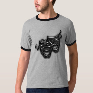 El negro grande enmascara la camiseta del