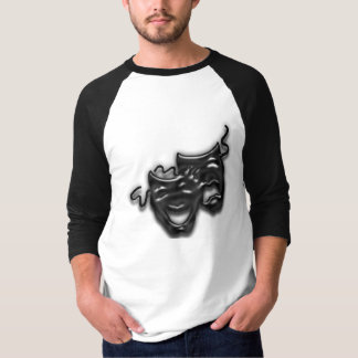 El negro grande enmascara la camiseta del raglán