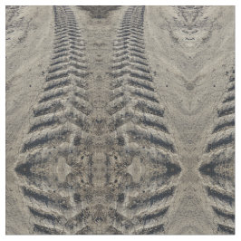 El neumático del tractor sigue la tela de la foto