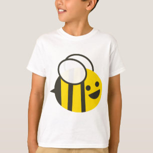 El niño manosea la camiseta de la abeja