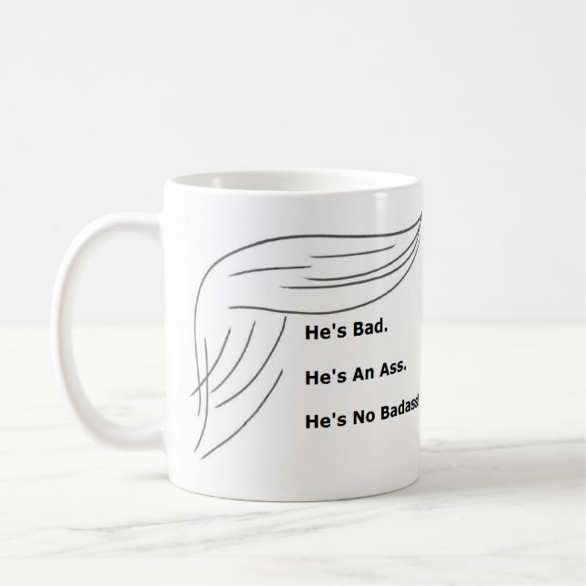 "Él no es ningún Badass!" Taza divertida del (Izquierda)
