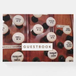 El órgano detiene el libro de visitas