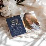 El oro hace que 50 luzca buena invitación para cum<br><div class="desc">Hacer que 50 parezca una buena invitación para el cumpleaños de la foto. Diseño de efecto azul y dorado en escritura moderna. Parte de una colección.</div>