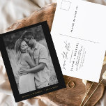 El oro negro minimalista salva la tarjeta postal d<br><div class="desc">Boda negra y dorada Salven las tarjetas de fecha que tienen una foto en el frente. Las tarjetas Save the Date contienen una moderna tipografía de escritura cursiva con letras a mano que son elegantes,  simples y modernas para usar después de la minimalista celebración del día de la boda.</div>