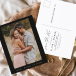 El oro negro minimalista salva la tarjeta postal d<br><div class="desc">Boda negra y dorada Salven las tarjetas de fecha que tienen una foto en el frente. Las tarjetas Save the Date contienen una moderna tipografía de escritura cursiva con letras a mano que son elegantes,  simples y modernas para usar después de la minimalista celebración del día de la boda.</div>