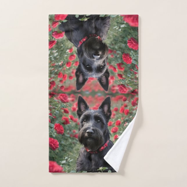 El Oscuro Escocés Terrier En Las Rosas Rojas, (Toalla de mano)