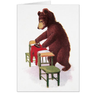 El oso de peluche plancha la ropa
