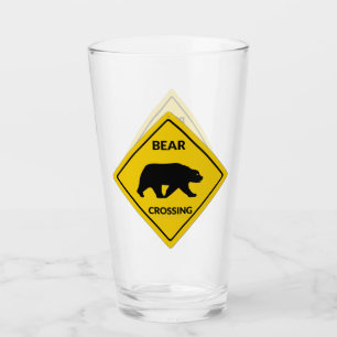 El oso de SlipperyJoe cruzando la silueta del oso