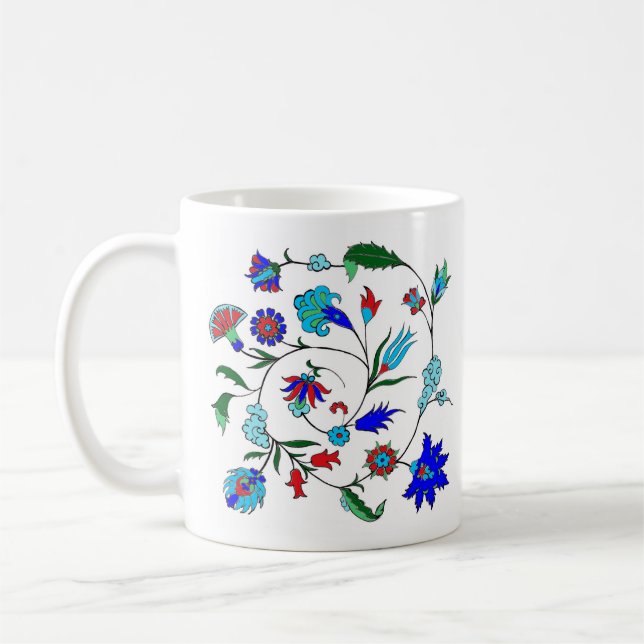 El otomano inspiró la taza del estampado de flores (Izquierda)