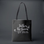 El padre de la bolsa de la tota de Groom: escritur<br><div class="desc">¡Al Padre de la Madre le encantará esta bolsa de té personalizada! Doble cara con una divertida letra de escritura blanca a la moda y con un giro, la bolsa también incluye dos líneas de texto personalizado - agregar el nombre del padre del novio, fecha boda, ubicación, etc. Cambie el...</div>