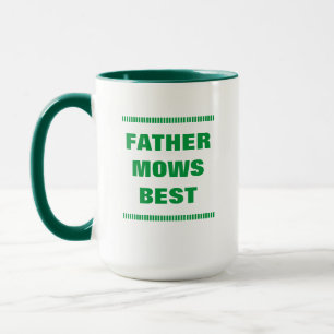 El padre prepara el mejor café para la taza