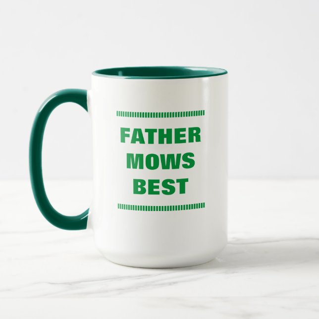 El padre prepara el mejor café para la taza (Izquierda)