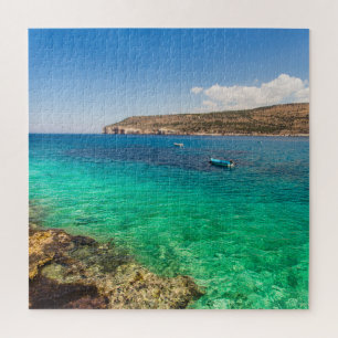 El paisaje marino con un pequeño rompecabezas en b