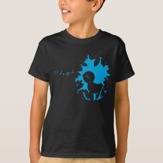 El pájaro del canto embroma la camiseta oscura