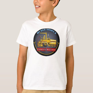 El papá conduce una camiseta de los niños de la