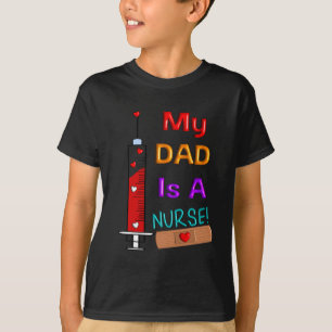 El papá es camisetas de los niños de una enferme