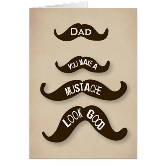 El papá hace que un bigote mira buenas tarjetas de