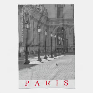 El patio del Paris Louvre pone una toalla de té