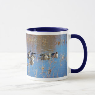 El pato rojizo de los humedales Ducks la taza
