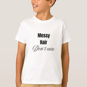 El pelo desordenado no le importa la camiseta para