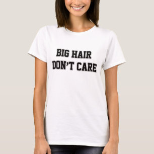 El pelo grande no le importa la camiseta