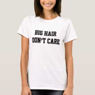El pelo grande no le importa la camiseta