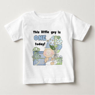 El pequeño individuo es las camisetas una y