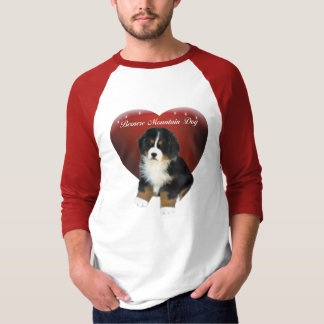 El perrito de MadDog en una camiseta del corazón