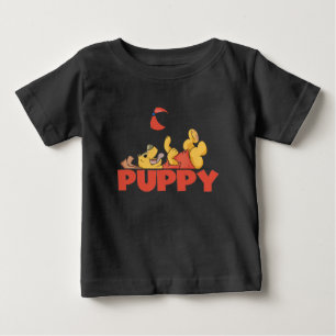El perrito juega las camisetas y los regalos