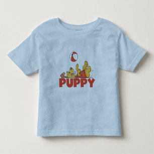 El perrito juega las camisetas y los regalos