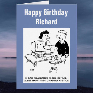 El perro está jugando en una computadora