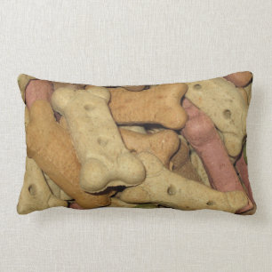 El perro trata la almohada lumbar