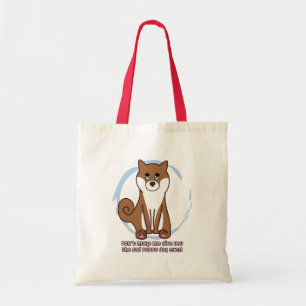 El perro triste observa la bolsa de asas de Shiba