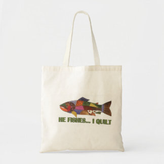 Él pesca la bolsa de asas del edredón de I