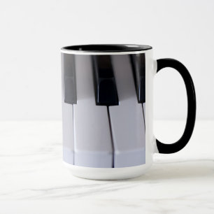 El piano cierra la taza de café