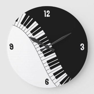 El piano negro y blanco cierra el reloj de pared