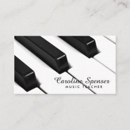 El piano negro y blanco cierra la tarjeta de