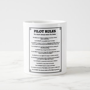 El piloto gobierna la taza enorme