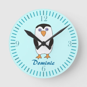 El pingüino del dibujo animado embroma los relojes