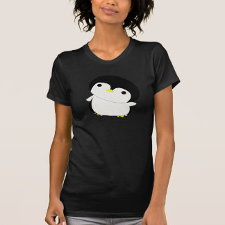 El pingüino lindo de Kawaii dice hola la camiseta