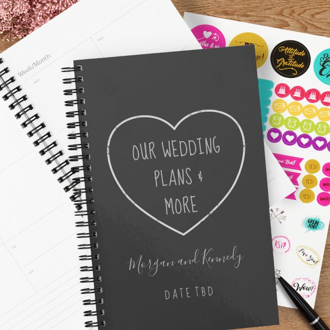 El planificador de la boda en el tablero de ajedre (A chalk heart wedding planner with space for your name and wedding date)