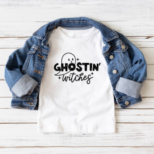 El presentador ve la camiseta del niño pequeño Hal