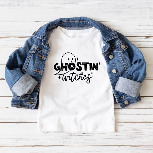 El presentador ve la camiseta del niño pequeño Hal (Styled Ghostin' Witches T-shirt with Jean Jacket)
