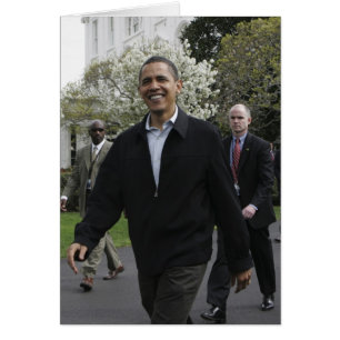 El presidente Obama camina hacia la cancha de balo