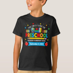 El primer día del muchacho de camiseta del