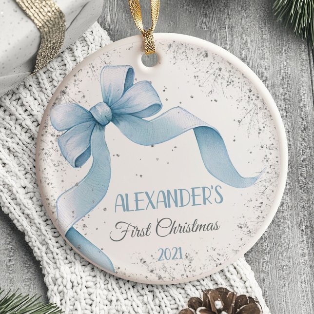 El primer niño adorno navideño en ornamento (Baby's First Christmas Ornament  bow boy)