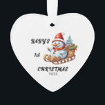 El primer ornamento acrílico de muñeca de nieve en<br><div class="desc">El primer muñeco de nieve de Navidad,  el ornamento Sleigh,  puede ser personalizado con el nombre del bebé,  año de navidades y año.</div>
