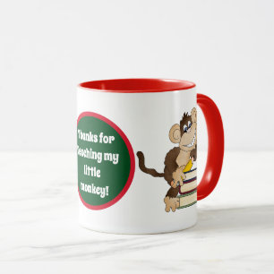 El profesor añade la pequeña taza de café del m