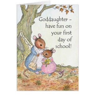 El ratón lindo se divierte con la nueva hija del c